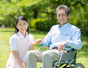 画像：介護士と老人